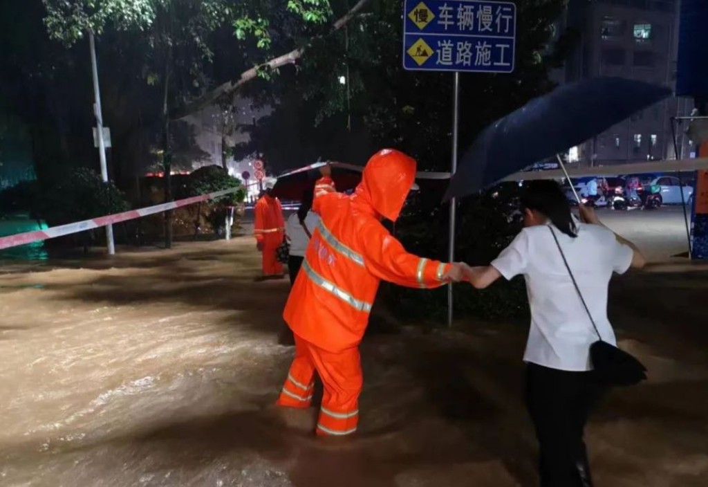 深圳多區出現嚴重水浸，各部門人員協力處理。（深圳衞視深視新聞）