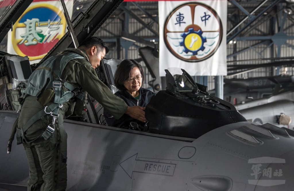 蔡英文视察台湾空军。