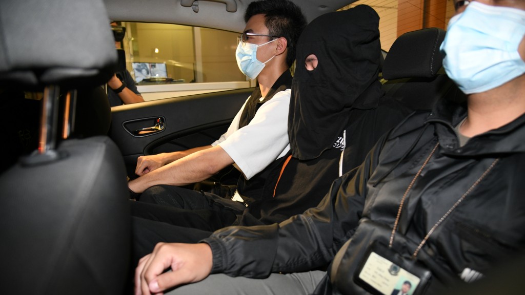 海關拘捕5男2女。黎志偉攝