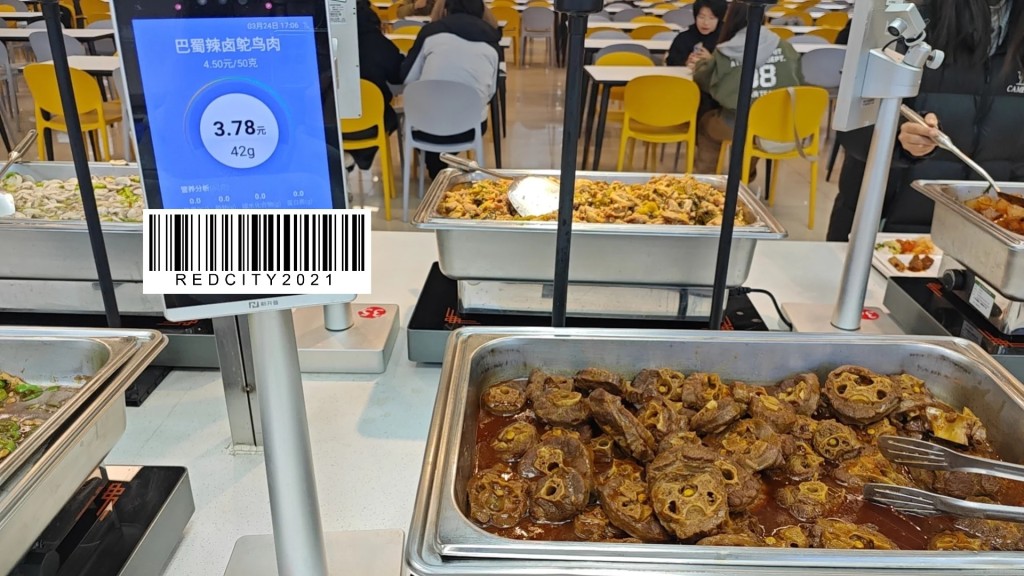 中国农大食堂一直以“暗黑创意料理”闻名,图为鸵鸟肉。小红书 中国农大食堂一直以“暗黑创意料理”闻名,图为鸵鸟肉。小红书