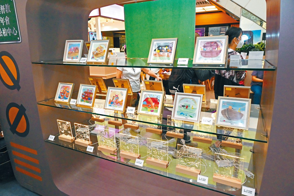 「認知友善藝術廊」展示由認知障礙症患者及其照顧者、恒隆一心義工和青少年義工共同參與創作的藝術作品。