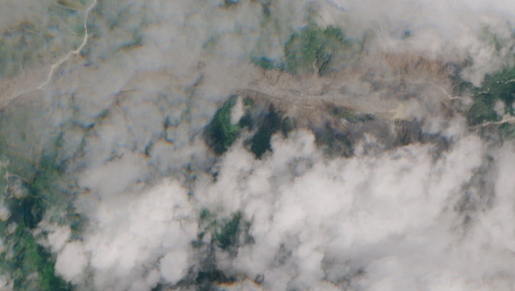 卫星影像显示尼泊尔出现多个堰塞湖 当局正密切监察恐再溃堤。路透社