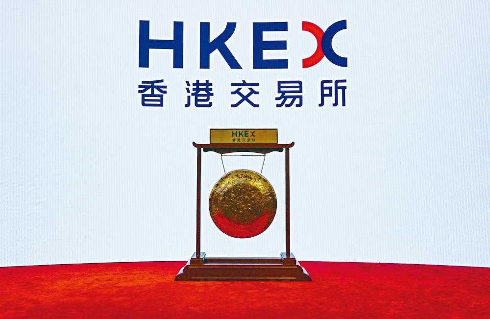 凍資王康方生物今掛牌，該股共錄得638倍認購，凍資1665億元，一手中籤率12%。