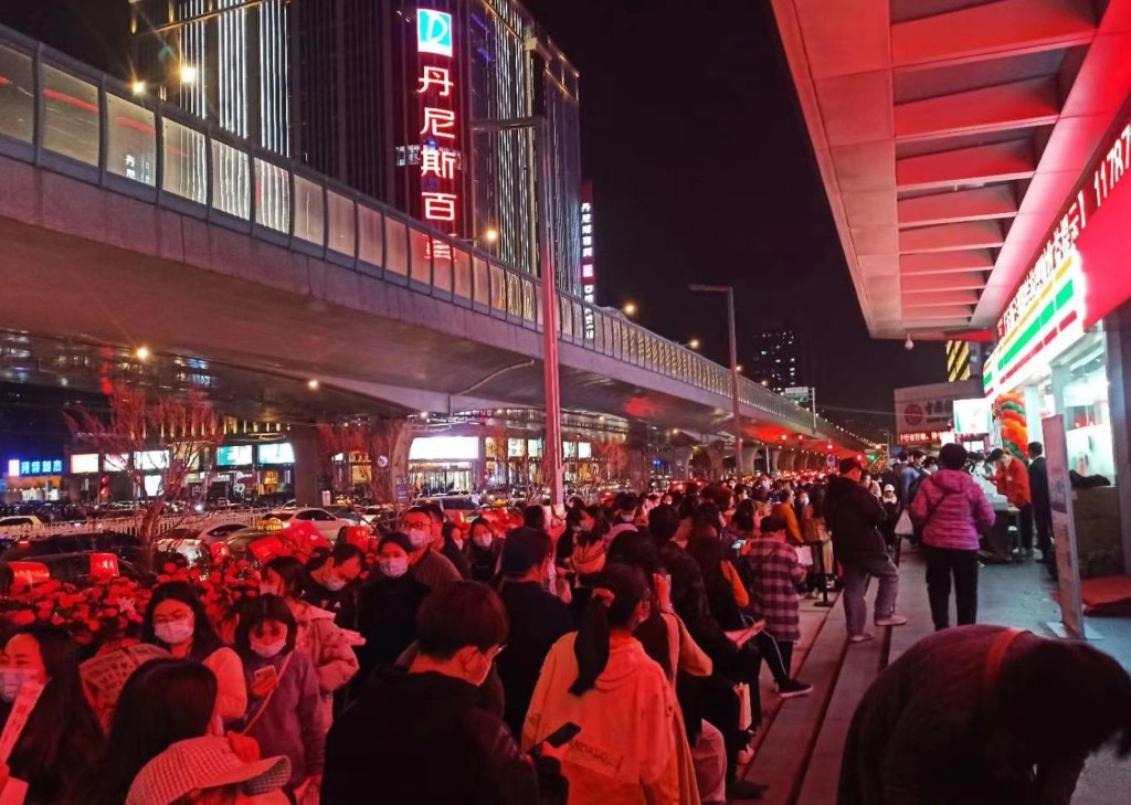 排隊人龍到夜晚仍未止。 微博圖