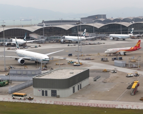 飛機深夜橫越香港夜空,噪音達80分貝涉及25航空公司。資料圖片