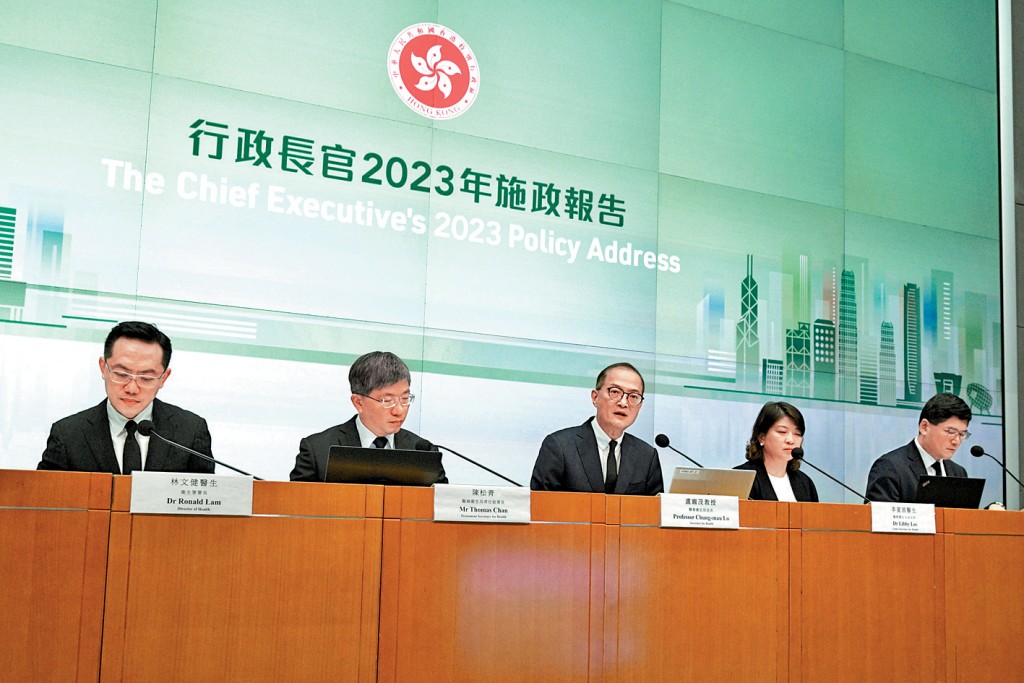 醫務衞生局局長盧寵茂昨日在《施政報告》記者會上表示，絕不用「壽終正寢」形容強制醫護人員在公營系統服務政策。