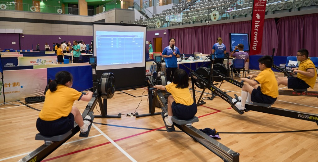 室內展能賽艇適合不同障別學生參與，學生學習基本動作後參與模擬比賽，體驗競賽中的刺激和緊張感。