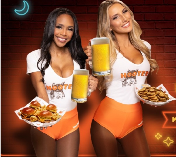 Hooters以招牌辣鸡翼、啤酒和性感女侍应闻名。 Hooters网页 Hooters以招牌辣鸡翼、啤酒和性感女侍应闻名。 Hooters网页