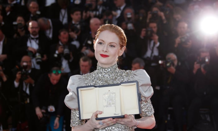 Emily Beecham奪康城影后。