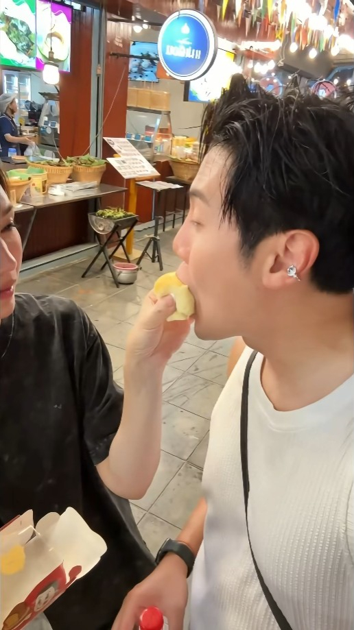 陳樂榣餵老公葉泓聲。 陳樂榣餵老公葉泓聲。
