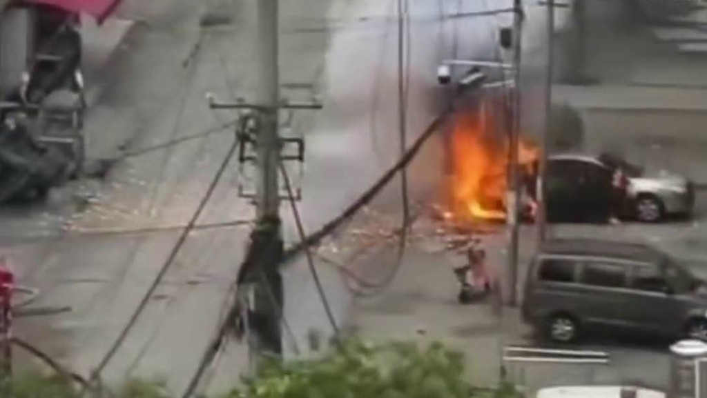 高壓電線從天而降，河南路人觸電身亡，車輛爆炸燒毀。