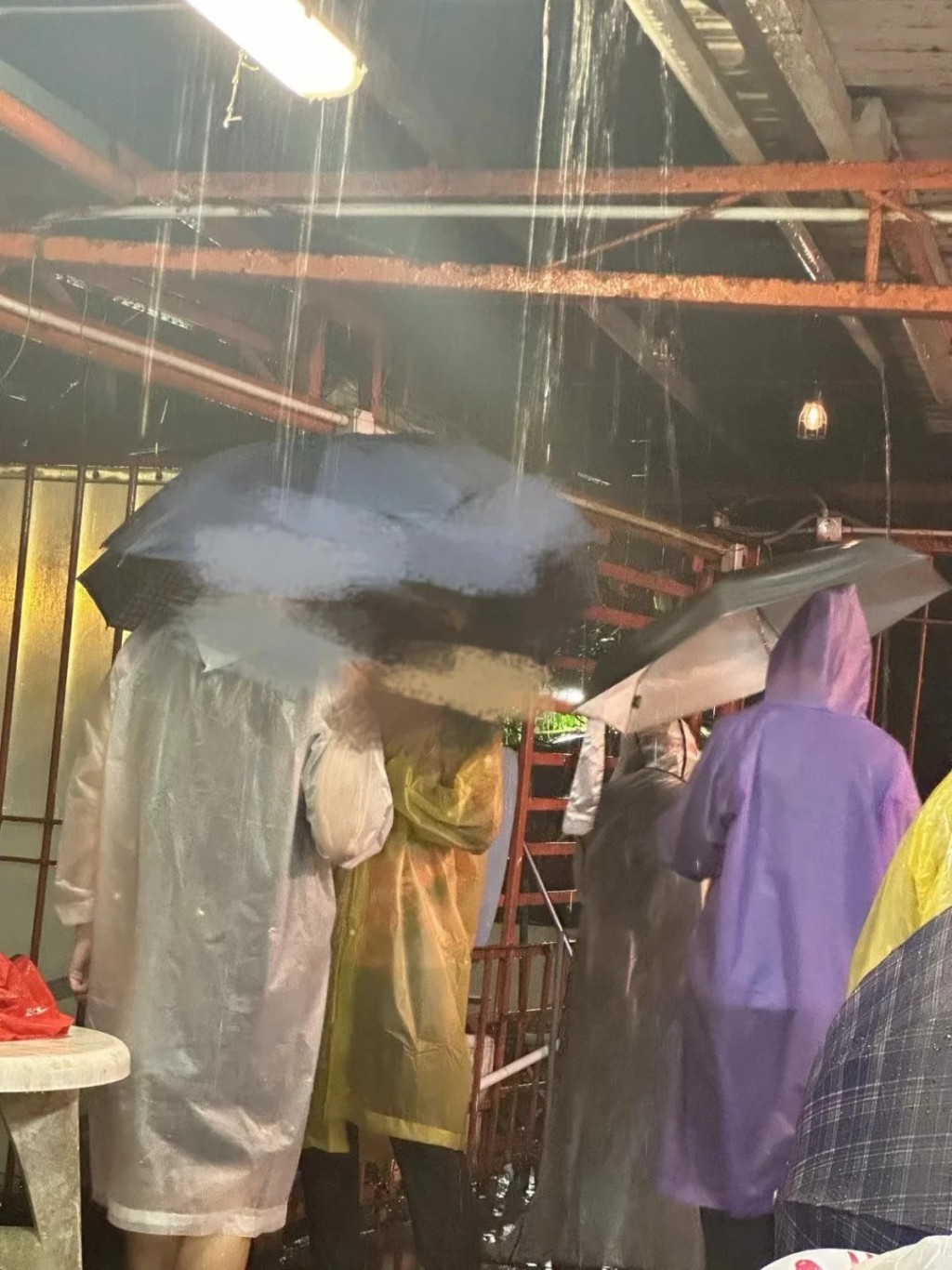 据事主上载的图片可见， 有至少20人在士多内避雨（图片来源：小红书）