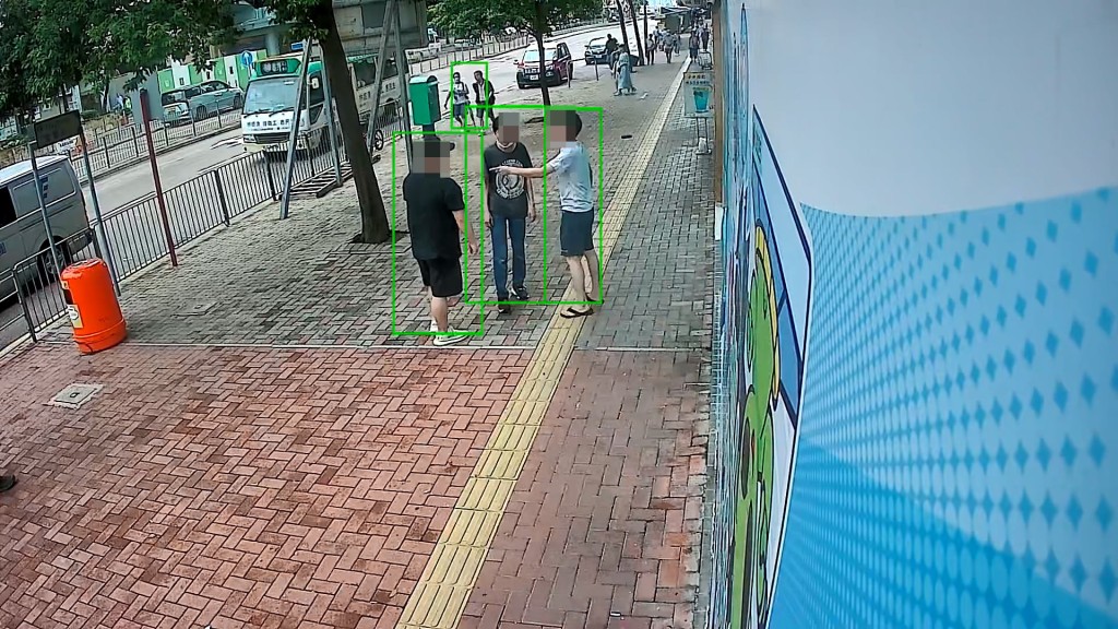 一名男子從藥房跑出勸交，惟二人仍互不退讓。網上片段截圖