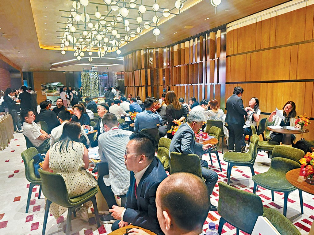 首岸開放示範單位即現參觀人流，情況不俗。