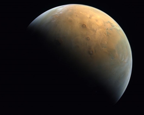阿聯酋的火星探測器「希望號」傳回首張火星影像。推特相片