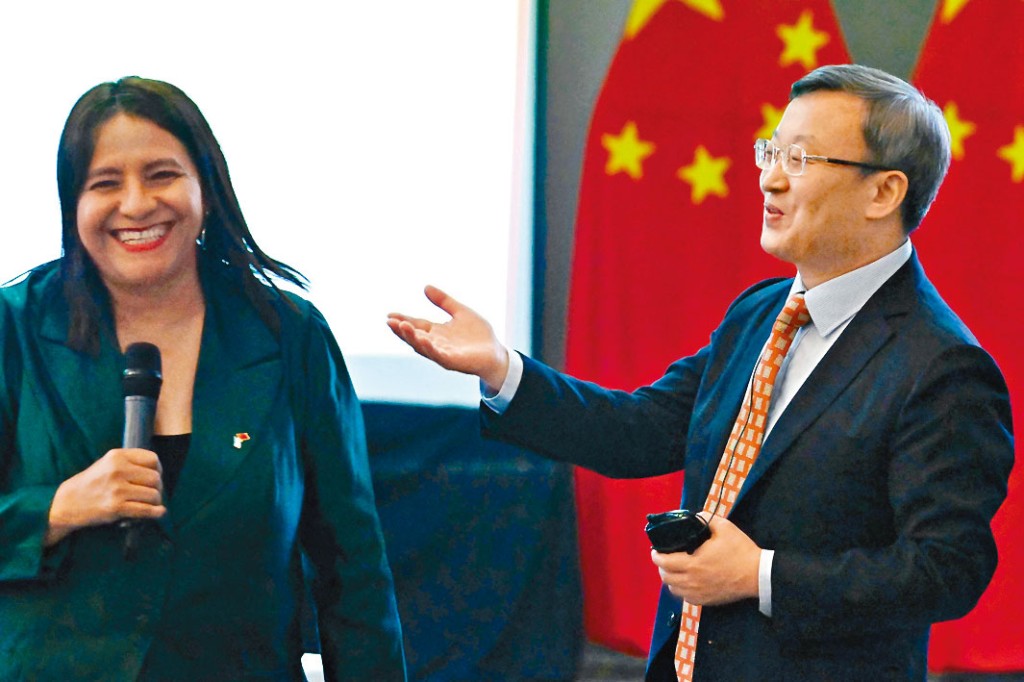 中國商務部副部長王受文(右)在洪都拉斯參與首輪自貿談判。