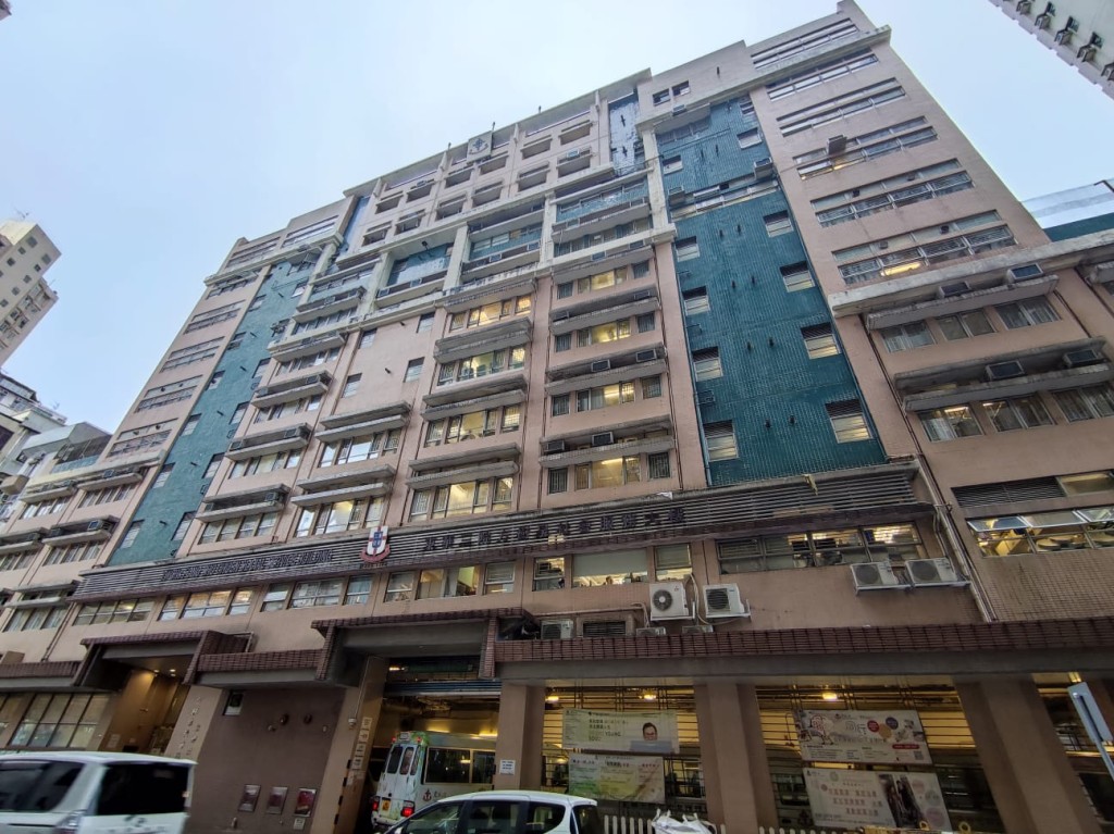 現場是筲箕灣東華三院方樹泉社會服務大樓。梁國峰攝