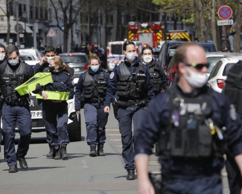 巴黎一間醫院外發生槍擊案。AP圖片