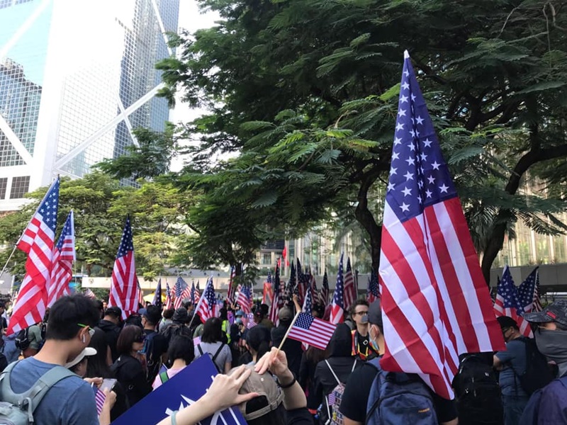 網民舉美國旗遊行至美領館。Jy Fung圖片
