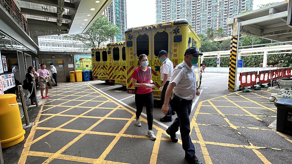 一名女子由救護車送院。