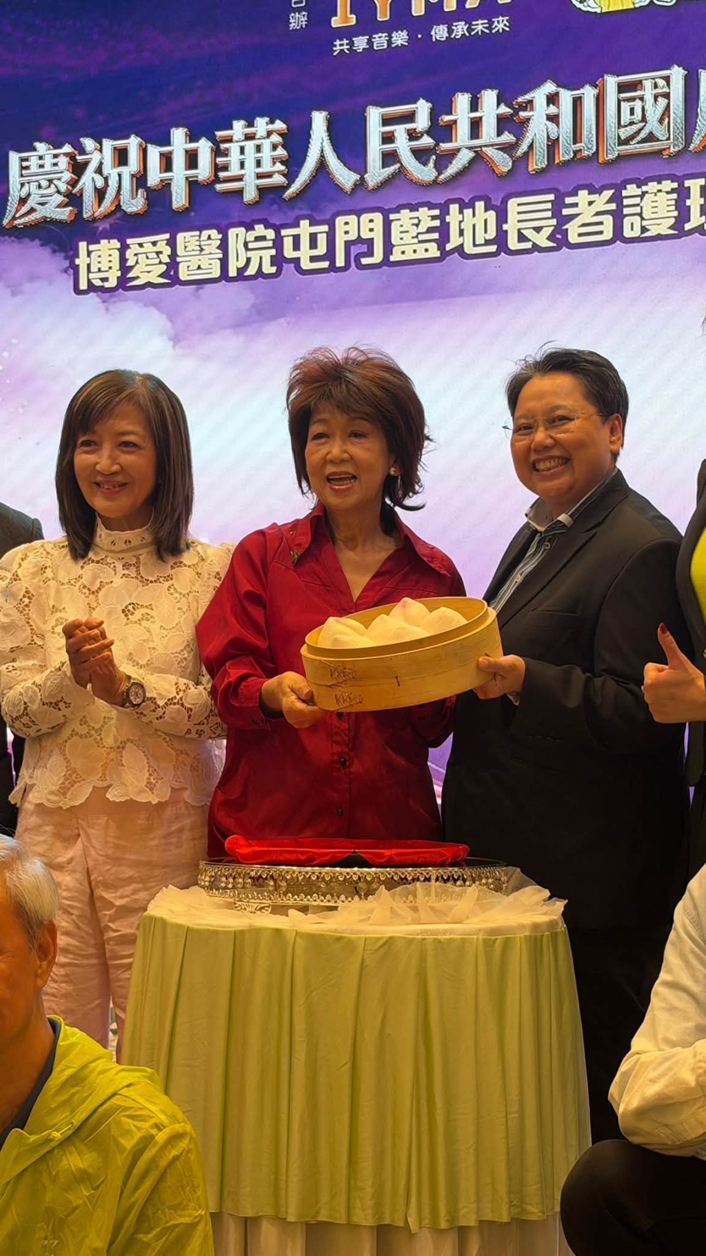 朱咪咪獲主辦方提早為她慶祝72歲生日。（圖片來源：《快拍.曼鏡頭》fb）