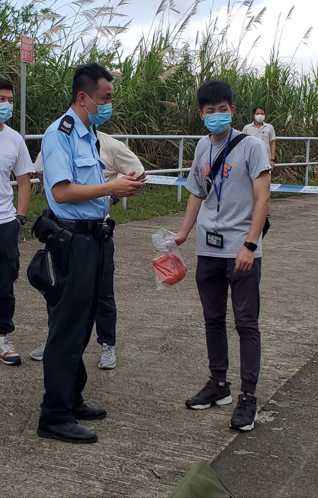 警員在案發現場檢獲失蹤者的物品。 林思明攝