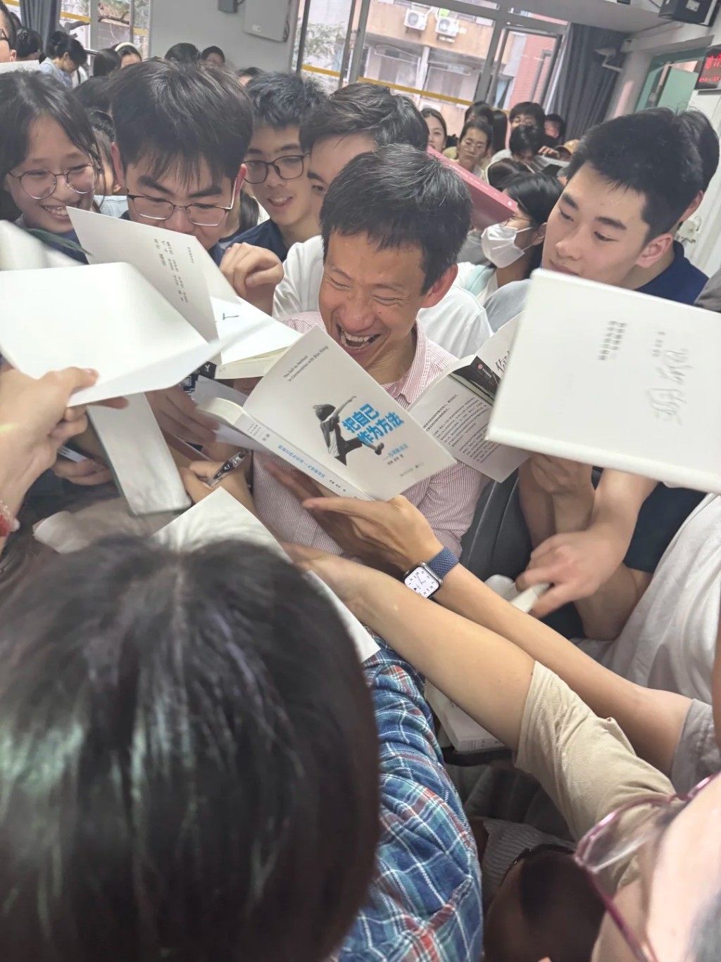 人气学者项飙在粤港高校演讲,掀起两地学子争相入场。小红书@路口这边 人气学者项飙在粤港高校演讲,掀起两地学子争相入场。小红书@路口这边