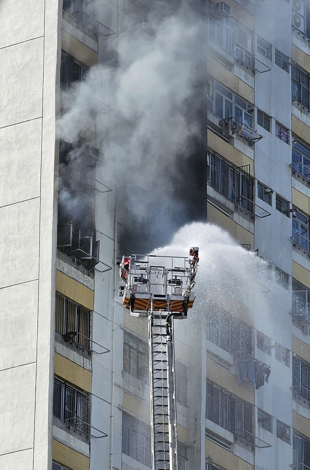 消防开喉将火救熄。fb：真.屯门友
