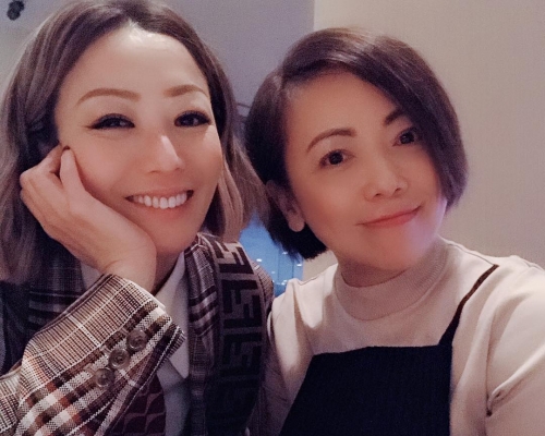 鄭秀文相約一年無見的鄧萃雯「女人談」。 
