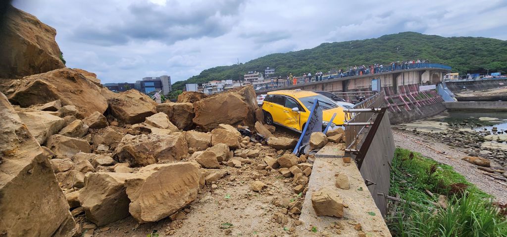 台湾基隆潮境公园严重山泥倾泻，有2名香港女游客「差啲」遇险。