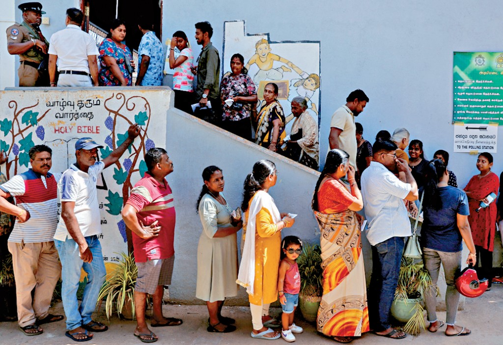 斯里蘭卡首都科倫坡一個票站外可見選民大排長龍。