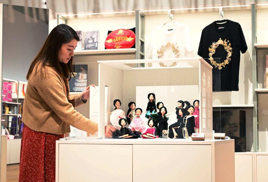 M+特別推出一系列「宋懷桂：藝術先鋒與時尚教母」展展覽限定商品。（圖：褚樂琪攝）  ​