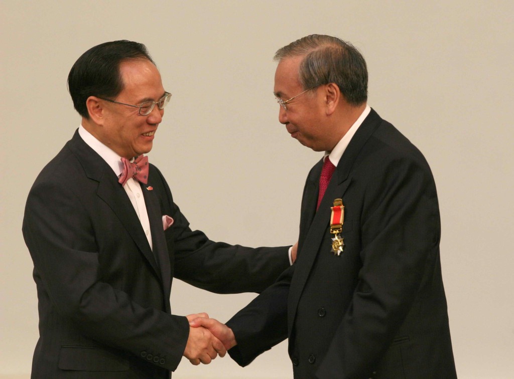 2007年,許仕仁獲頒授大紫荊勳章,最終因「新地貪污案」被政府刊憲褫奪。 2007年,許仕仁獲頒授大紫荊勳章,最終因「新地貪污案」被政府刊憲褫奪。