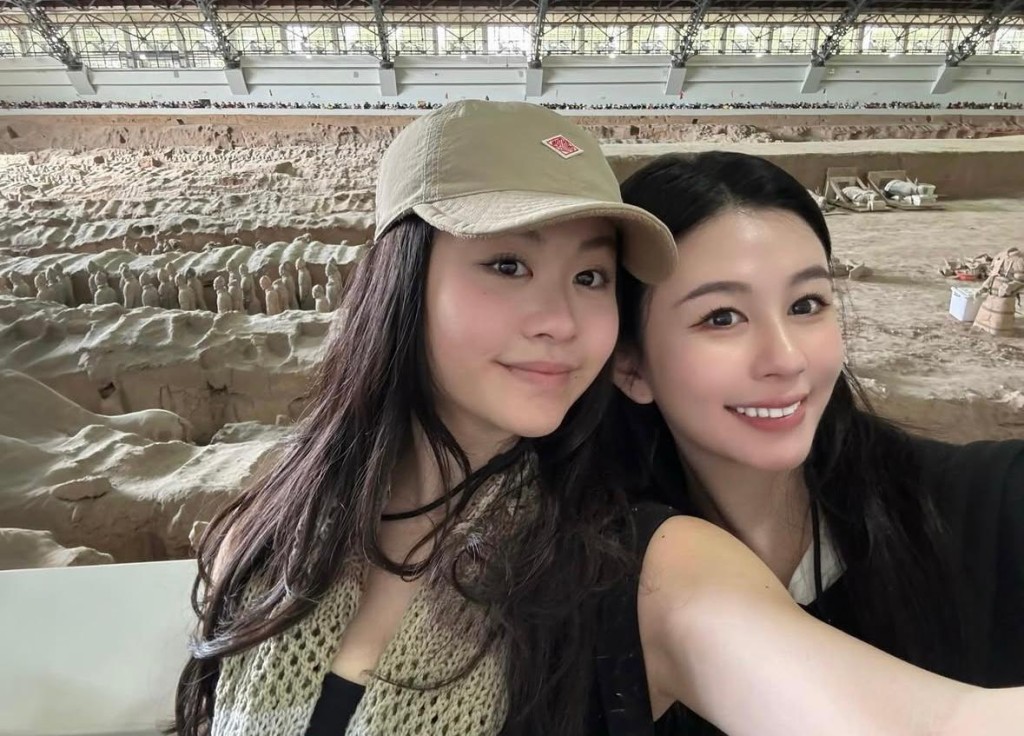 沈月表示,妹妹沈日冇興趣入娛樂圈。 沈月表示,妹妹沈日冇興趣入娛樂圈。