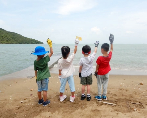 4小孩無懼高溫再組隊赴大嶼山海岸執海洋垃圾。上山下海執垃圾 GoGo Clean Up FB圖片
