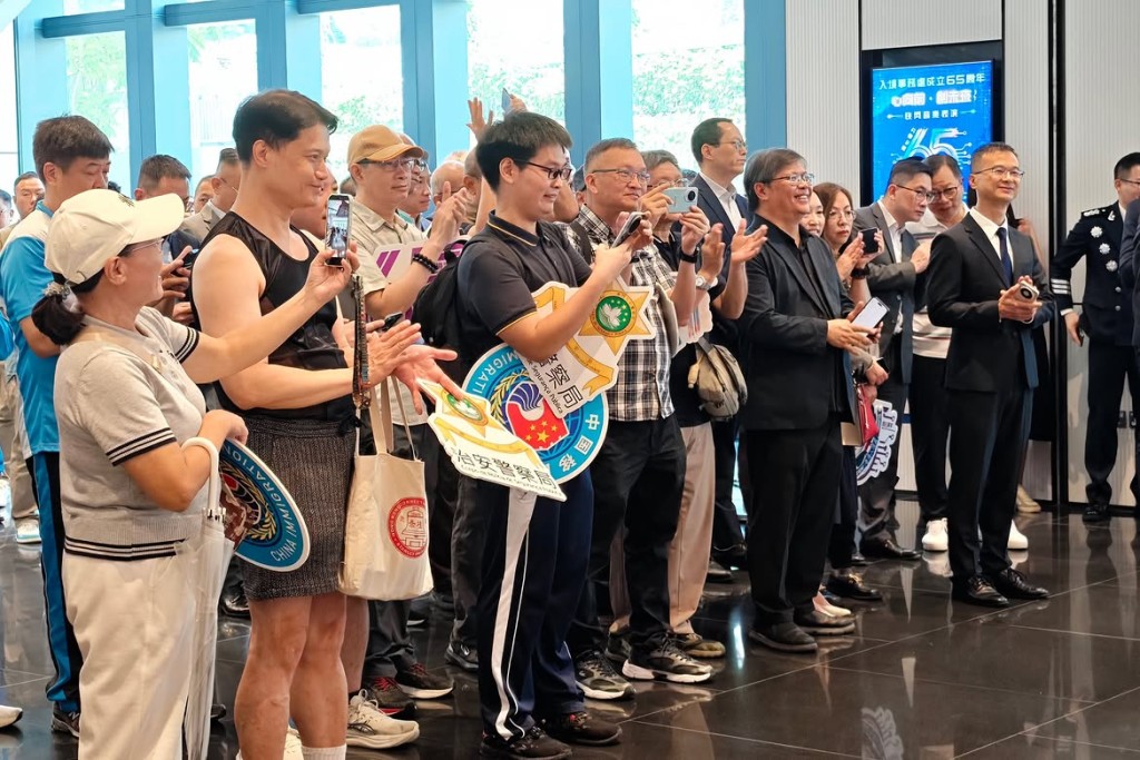 午間快閃音樂表演吸引大批市民駐足。 午間快閃音樂表演吸引大批市民駐足。
