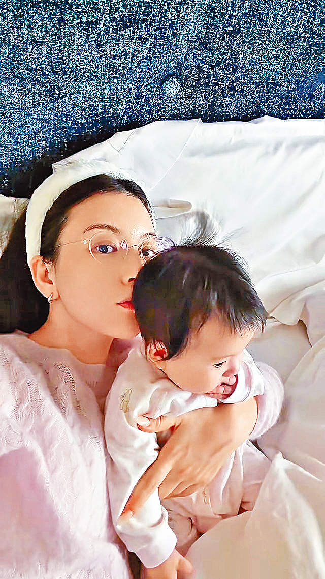 方媛晒出與「三寶」的自拍，獲網民讚「全家都是高顏值」。