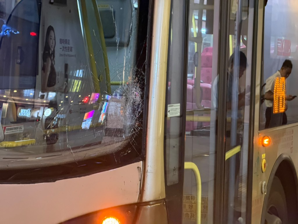 巴士擋風玻璃爆裂。曾志恒攝