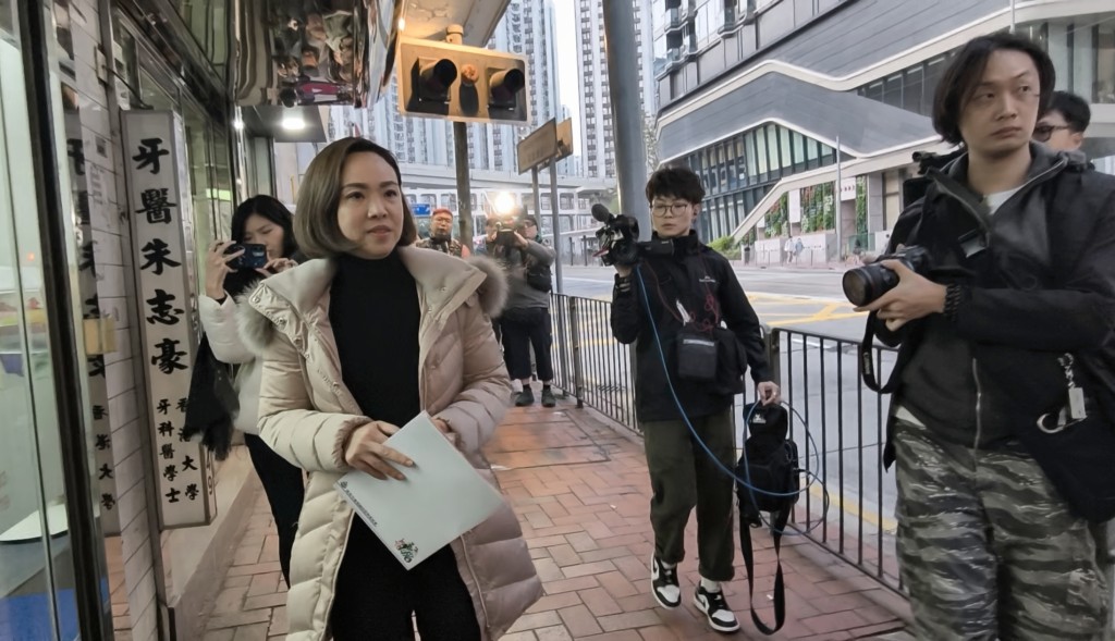 陳家珮到警署落口供大約一小時後離開。