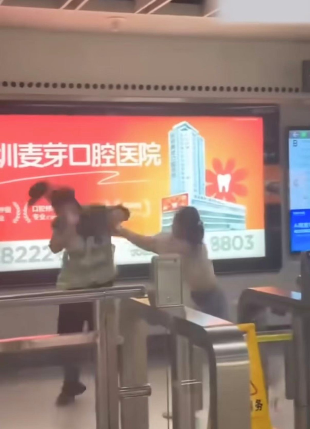 深圳女拒安檢猛砸地鐵工作人員。微博@今事 深圳女拒安檢猛砸地鐵工作人員。微博@今事