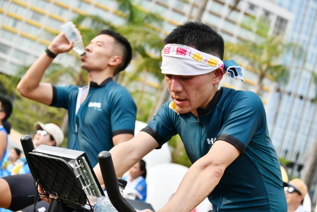各健兒毋懼熱浪揮灑汗水及激情落力踩車。 各健兒毋懼熱浪揮灑汗水及激情落力踩車。
