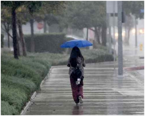 一道強雷雨帶正逐漸向南移動並移近本港。網上圖片