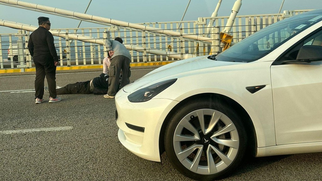 鐵騎士受傷倒地。fb馬路的事 (即時交通資訊台) Bosco Chu圖片 