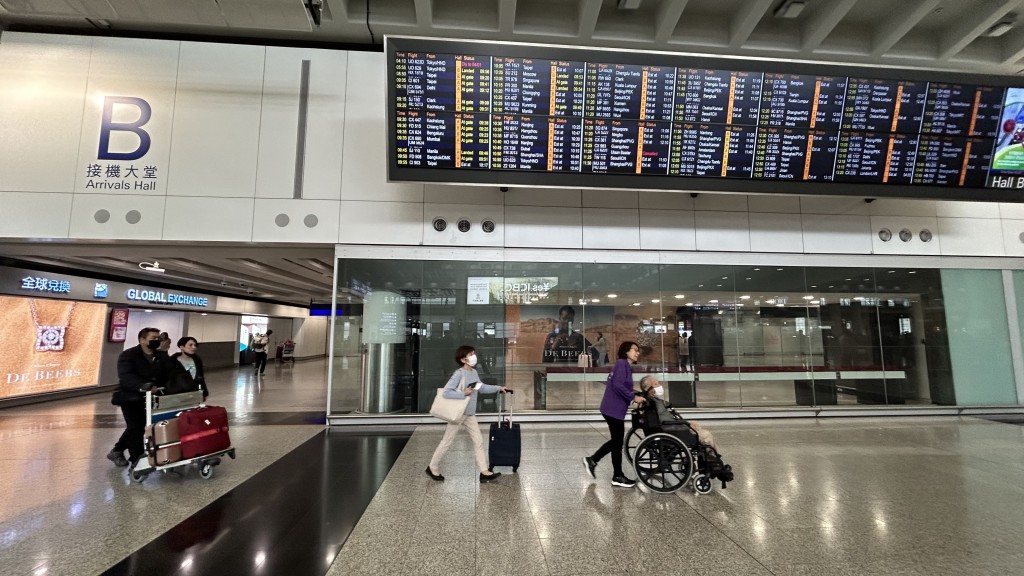 羽田机场发生撞机事故后，今早有香港快运航班返港。蔡楚辉摄