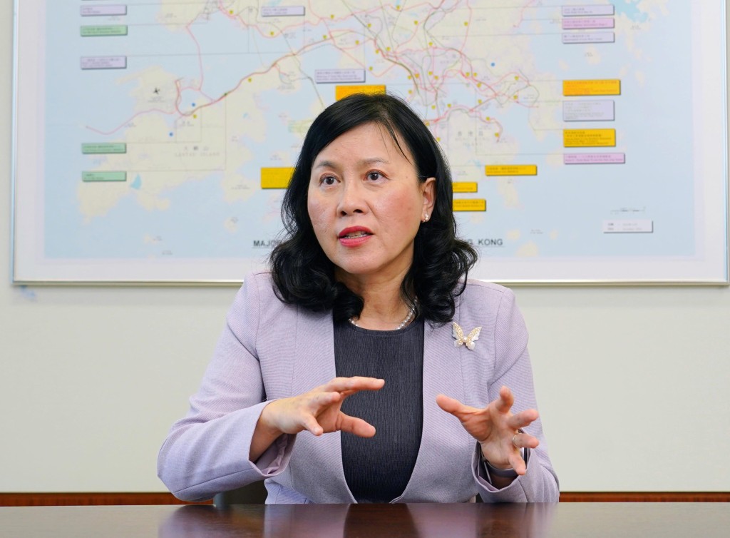 陳美寶指政府會繼續留意乘客於公共交通工具上的行為情況。 陳美寶指政府會繼續留意乘客於公共交通工具上的行為情況。