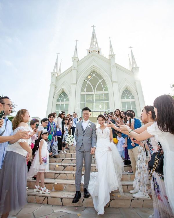 黄丽帼三年前嫁经营美容院的老公，并到冲绳举行婚礼。