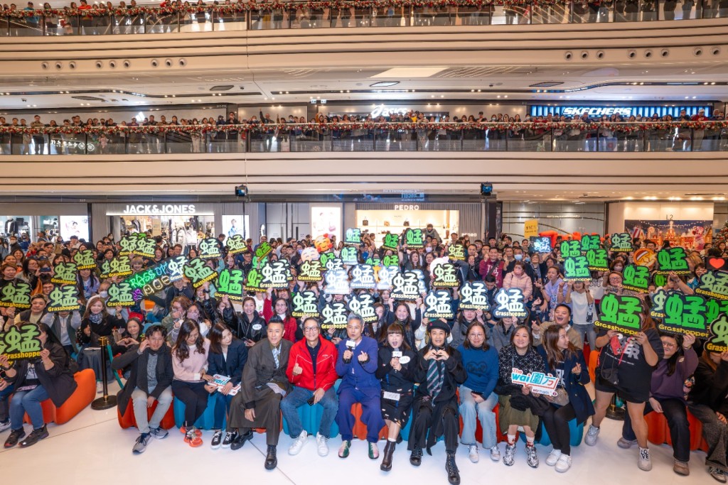 商场三层挤满近千Fans！