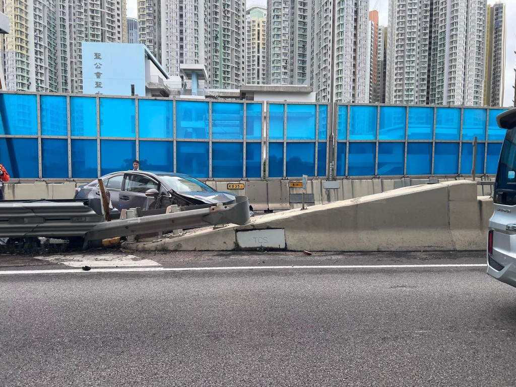 私家车撞向分叉路石壆，车头严重损毁。读者提供