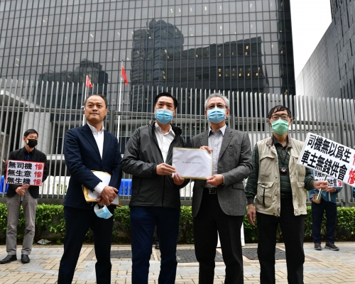 政府派人到場接收請願信。