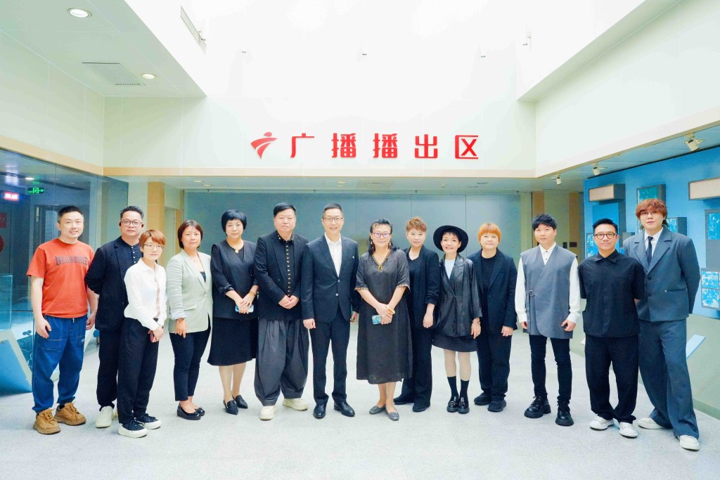 新城廣播有限公司行政總裁馬浚偉、廣東廣播電視台副台長周煒（左八）及雙方團隊在廣東廣播中心直播區合影。